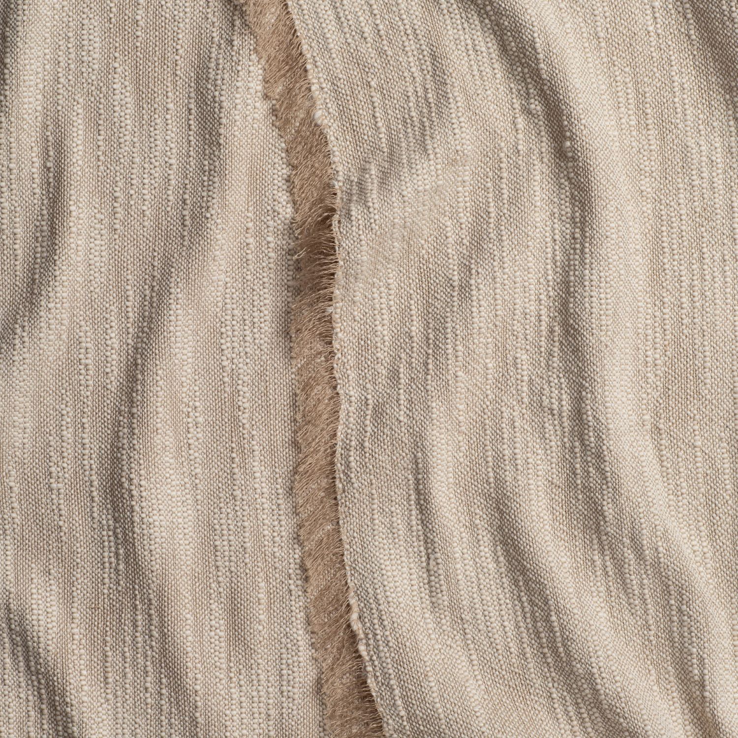 CH-200TH-1_(2)_CLOSE Close-up of beige cable knit fabric with soft, wavy texture